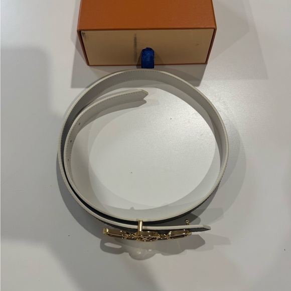 Like new women’s LV belt reversible 41” end to end Louis Vuitton 90/36 - Picture 1 of 7